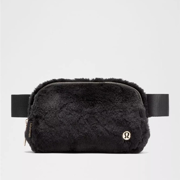 LULULEMON Everywhere Belt Bag Black Plush Fleece 1L - Picture 1 of 9